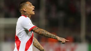 Peruano Paolo Guerrero com controlo positivo após jogo com a Argentina