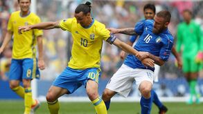 De Rossi 'foge' de Ibrahimovic: Nem com 40 anos e uma perna partida!