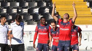 Oliveirense goleia V. Guimarães (1-4) e sobe à liderança do Grupo C