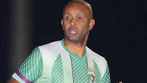 Helton virou avançado