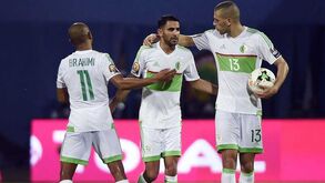 Bis de Brahimi na primeira vitória de Madjer