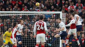Arsenal vence Tottenham com boa exibição... e golos polémicos
