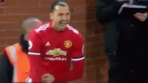 Ibrahimovic regressou, rugiu como um leão e o primeiro remate que fez foi... acrobático