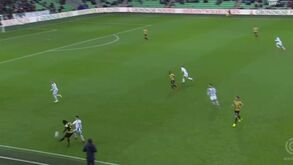 Este golo vencia o Prémio Puskás... se tivesse sido na baliza certa