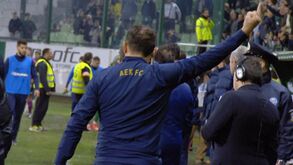 Treinador do AEK expulso após fazer este gesto para os adeptos da casa