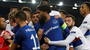 Adepto do Everton pediu satisfações a Anthony Lopes com uma criança ao colo