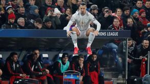 Este salto de Ibrahimovic até assustou... os próprios colegas
