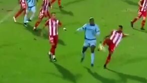 Novas imagens do lance em que Conceição reclamou penálti