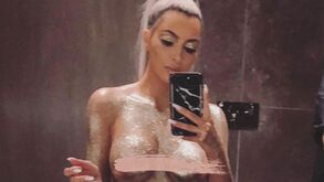 Só as purpurinas impediram Kim Kardashian de mostrar tudo