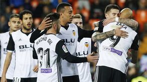 Depois do golo fantasma de Messi, árbitro espanhol voltou a fazer das suas