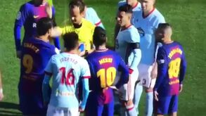 Consegue ver a 'malandrice' de Luis Suárez que lhe valeu cartão amarelo?