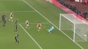 Duas defesas que exemplificam a exibição monstruosa de De Gea