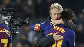 A cumplicidade entre Jorge Jesus e Messi no final do jogo