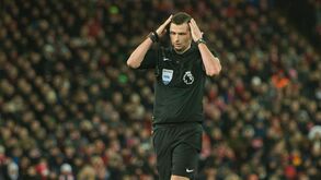 O 'ataque' de Mourinho ao City que acertou com 'estilhaços' no árbitro 