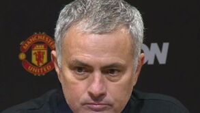 'Bocas' entre Mourinho e Ederson e garrafas pelo ar no túnel de Old Trafford