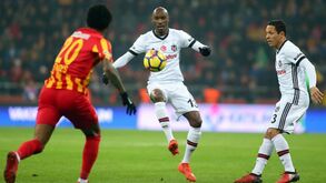 Besiktas empata e perde terreno para os rivais