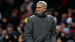 Mourinho levou com garrafa na cabeça e o caos rebentou no túnel de Old Trafford