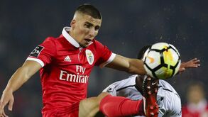 Rúben Dias de avançado a central para travar Charneca