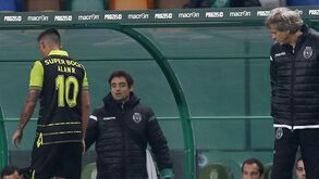 Alan assobiado atirou o casaco