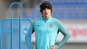 Conte revela lesão grave de David Luiz