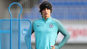 Falam em David Luiz... e o sorriso desaparece da cara de Antonio Conte