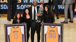 Camisolas 8 e 24 de Kobe Bryant nos Lakers no 'céu' do Staples Center