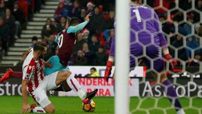 Lanzini suspenso dois jogos por simular penálti 