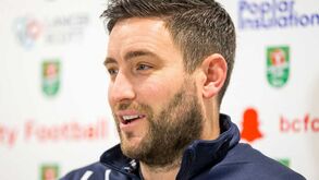 Parte mealheiro da filha para comprar presente a Mourinho no valor de 500 euros