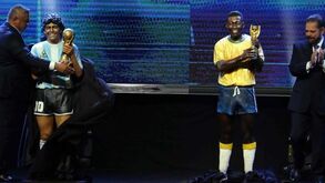 Estátuas de Pelé e Maradona apresentadas no sorteio da Taça Libertadores