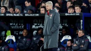Wenger iguala recorde de jogos de Alex Ferguson na Premier League