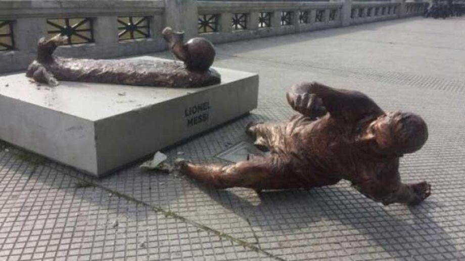 Estátua de Messi foi destruída... outra vez!