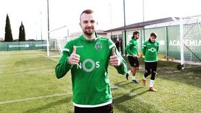 Estreia de Misic num treino com apenas 15 jogadores