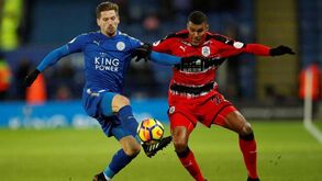 Leicester vence em dia de estreia para Adrien