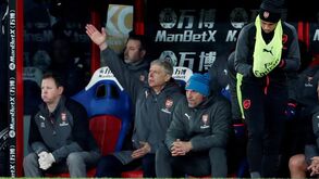 Wenger diz que o árbitro 