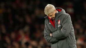 Wenger acusado pela Federação inglesa de atos impróprios para com árbitro