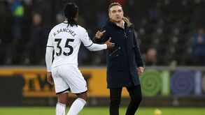 Carvalhal dá a mão a Renato Sanches... mas não lhe fala em português