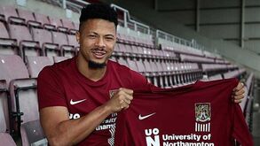 Hildeberto Pereira reforça equipa orientada por Jimmy Floyd Hasselbaink