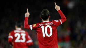 Liverpool dá voucher de 50 libras aos adeptos que compraram a camisola de Coutinho