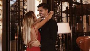 A mulher de vermelho que viajou para o Dubai com André Silva