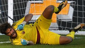 PSG e Liverpool batem à porta da Roma a perguntar por Alisson Becker