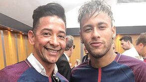 Neymar só confia o cabelo a um homem e até paga para ele ir a Paris