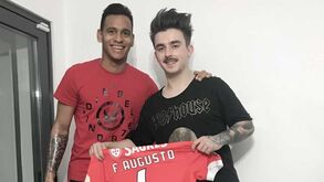 Filipe Augusto chama a 'Piranha' para tatuar