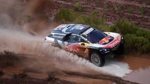Peterhansel teve a ajuda de Despres para continuar no Dakar mas o atraso tremendo