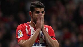 Guarda-redes do At. Madrid tentou afastar a bola e... marcou autogolo