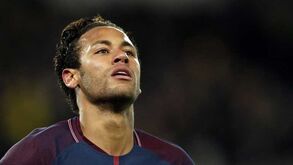 Neymar ouviu das boas dos adeptos: não deixou Cavani bater penálti e saiu... amuado