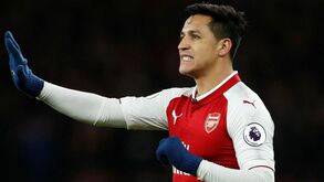 Alexis Sánchez 'gosta' de foto no Instagram, arrepende-se... mas o mal estava feito