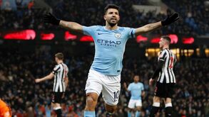 Manchester City triunfa com hat-trick de Agüero