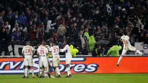 Dani Alves foi expulso por causa deste lance