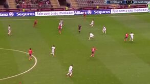 Gonçalo Paciência (V. Setúbal) marcou de cabeça... na recarga ao próprio cabeceamento