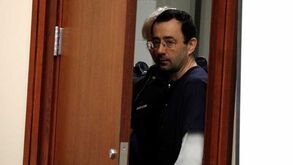 Ex-médico da seleção de ginástica dos EUA condenado a pena entre 40 a 175 anos de prisão